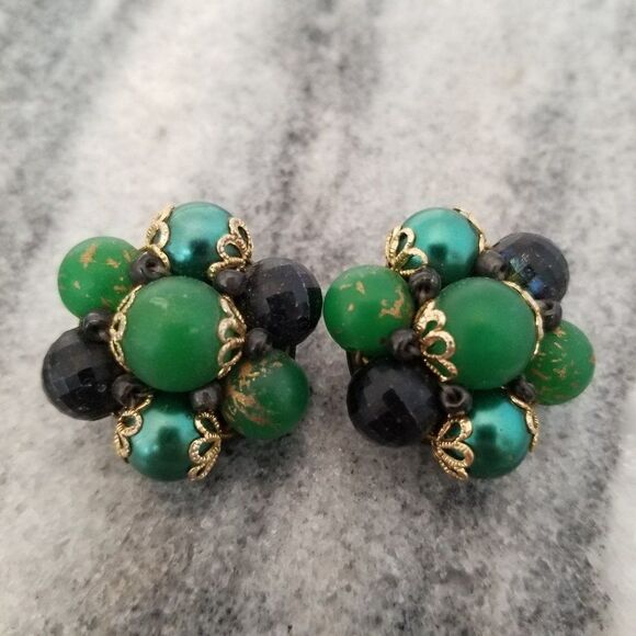 Vintage Green Cluster Beaded Clip On Earrings, Retro 60s Style, Estate - Picture 5 of 5